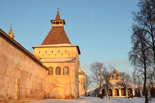 De muur van het kremlin van rostov in de stralen van de rijzende zon in de winter — Stockfoto
