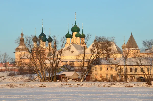 เครมลินใน Rostov ในรังสีของดวงอาทิตย์ขึ้นในฤดูหนาว — ภาพถ่ายสต็อก