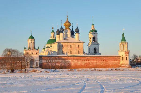 โบสถ์ Spaso-Yakovlevsky Dimitriev ใน Rostov ในฤดูหนาว แหวนทองของรัสเซีย — ภาพถ่ายสต็อก