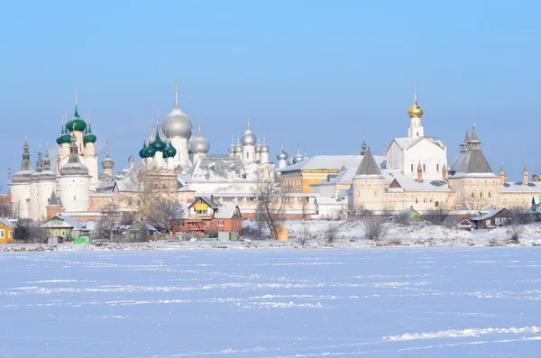 El Kremlin en Rostov en invierno, anillo de oro de Rusia — Foto de Stock