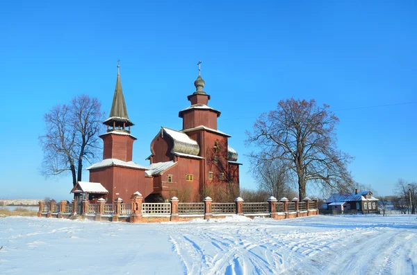 A igreja de João Evangelis no rio Ishnya em Rostov, anel de Ouro da Rússia — Fotografia de Stock