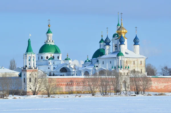 Monastère Spaso-Iakovlevski Dimitriev à Rostov en hiver, anneau d'or de la Russie — Photo