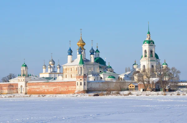 在冬天，金戒指的俄罗斯罗斯托夫斯 yakovlevsky 迪米特里耶夫修道院 — 图库照片