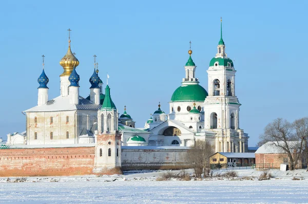 Monastère Spaso-Iakovlevski Dimitriev à Rostov en hiver, anneau d'or de la Russie — Photo