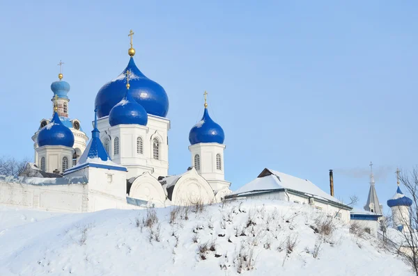 Catedral de Bogolubskayaj icono de la madre de Dios, en el monasterio de San Bogolubsky en Bogolubovo, región de Vladimir en invierno, anillo de oro de Rusia — Foto de Stock