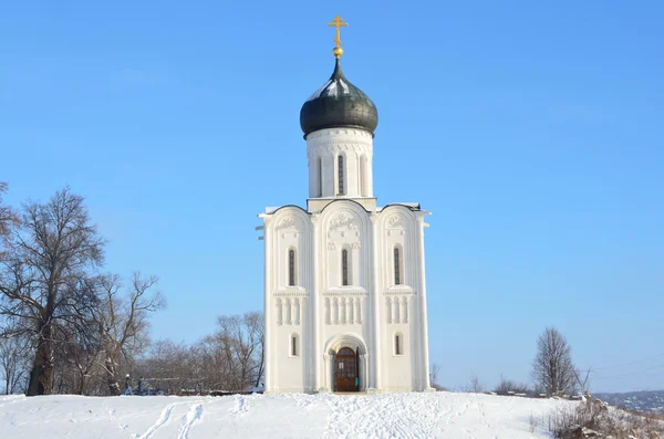 Vladimir, uma igreja antiga da Intercessão (Pokrova) no Nerl no inverno, anel de Ouro da Rússia — Fotografia de Stock