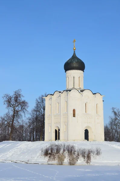 古老的教堂，代祷 （pokrova） 对在俄罗斯的冬天，金色指环老练的弗拉迪米尔 · — 图库照片