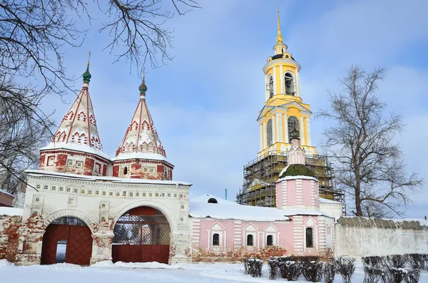 Suzdal, monastero di Rizopolozhenskiy in inverno in tempo nuvoloso — Foto Stock