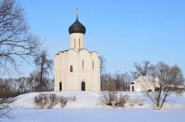 Vladimir, starověký chrám přímluvy (pokrova) na Něrl v zimě, zlatý prsten Ruska — Stock fotografie