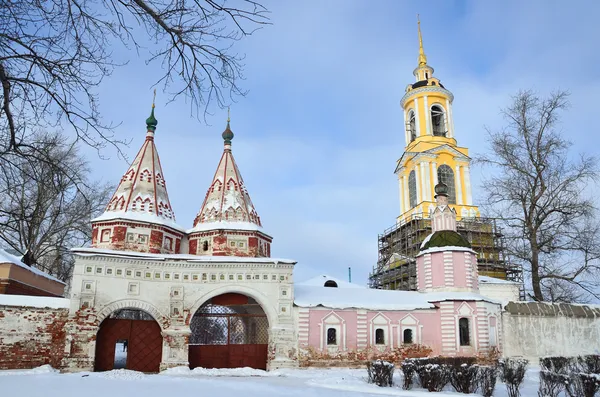 Suzdal, monastero di Rizopolozhenskiy in inverno in tempo nuvoloso — Foto Stock