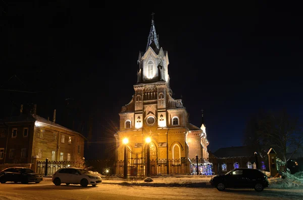 Kirche des heiligen Rosenkranzes der seligen Jungfrau Maria, römisch-katholische Kirche in Wladimir bei Nacht — Stockfoto