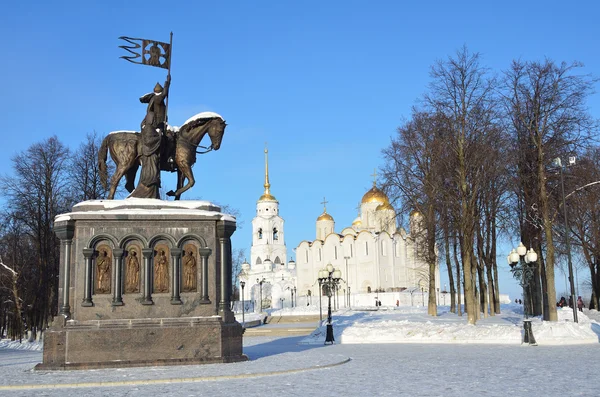 Владимир, памятник в честь князя Владимира и святого Феодора, на заднем плане Успенский собор — стоковое фото