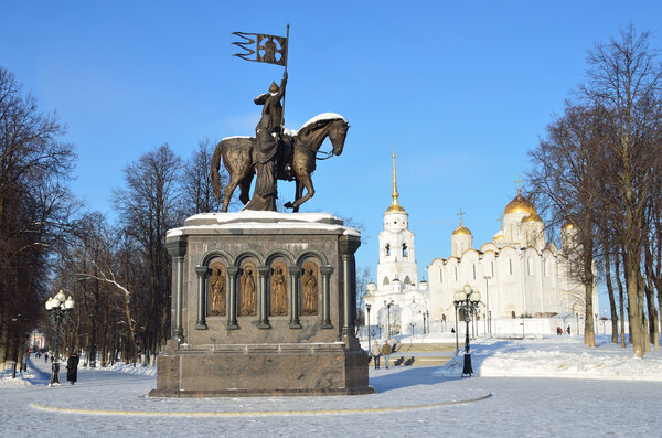 Владимир, памятник в честь князя Владимира и святого Феодора, на заднем плане Успенский собор
