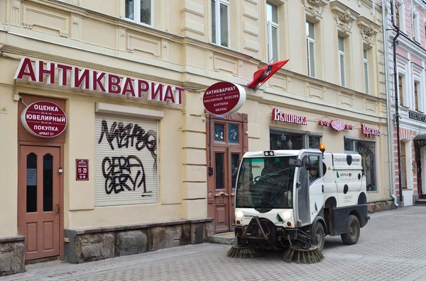 Подметальная машина на Арбате, Москва — стоковое фото