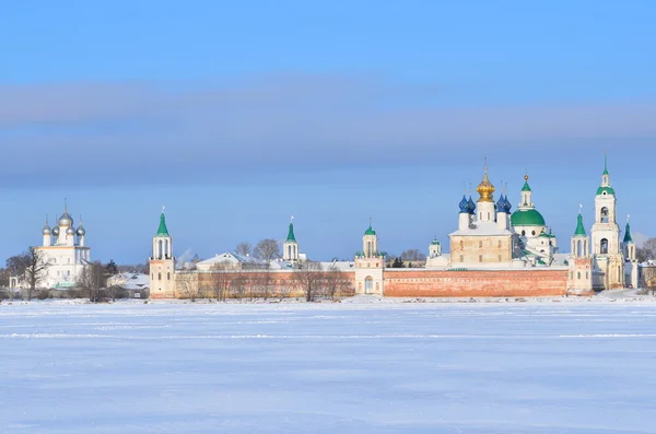 Monastère Spaso-Iakovlevski Dimitriev à Rostov en hiver, anneau d'or de la Russie — Photo