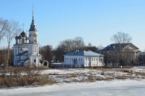 Kostel prezentace Boha ve Vologdě, 1731-1735 let. a bytový dům na břehu Vologdy řeky v zimě — Stock fotografie