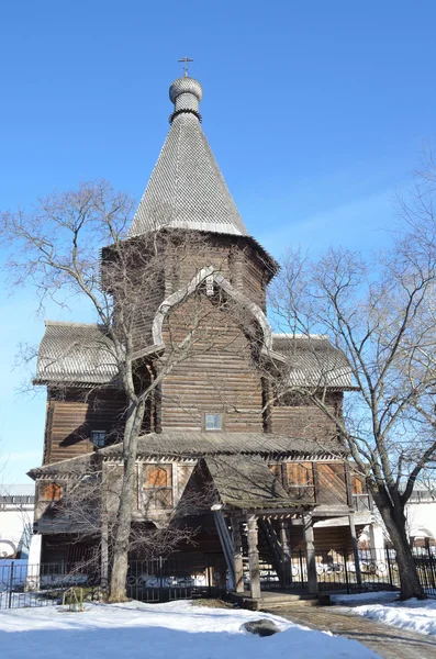 Chiesa in legno nel monastero di Spaso-Prilutsky a Vologda all'inizio della primavera — Foto Stock