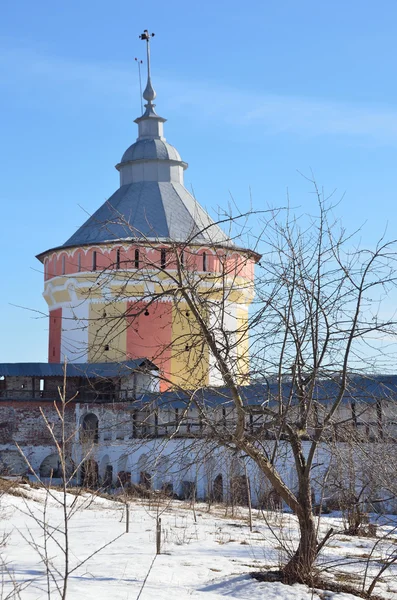 Torre difensiva del monastero Spaso-Prilutsky a Vologda all'inizio della primavera — Foto Stock