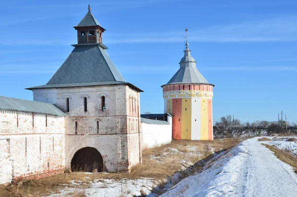 Torres defensivas del monasterio de Spaso-Prilutsky en Vologda a principios de primavera — Foto de Stock