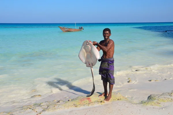 Socotra, Yemen, un pescador captura el scat — Foto de Stock