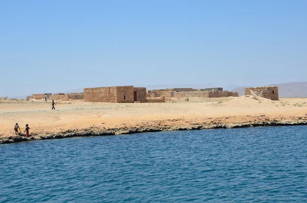 Jemen, socotra, en by vid stranden av sjön blå — Stockfoto