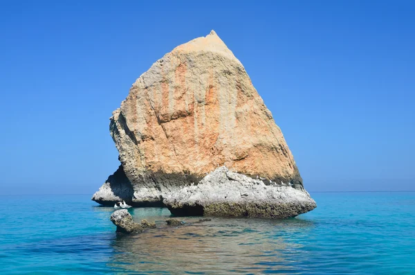 イエメン ソコトラ島、アラビア海に大きな石 — ストック写真