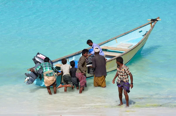 Yemen, Sokotra, Mar Arábigo, hombres al lado del barco — Foto de Stock