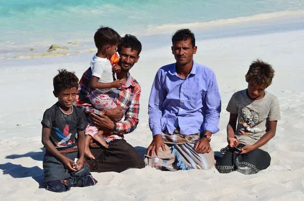 Yemen, Sokotra, la gente siede sulla sabbia sulle rive del Mar Arabico nella baia di Shuab — Foto Stock