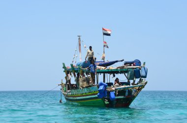Umman Denizi içinde Yemen bayrağı altında gemi