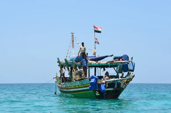 Nave bajo bandera yemení en el mar Arábigo — Foto de Stock