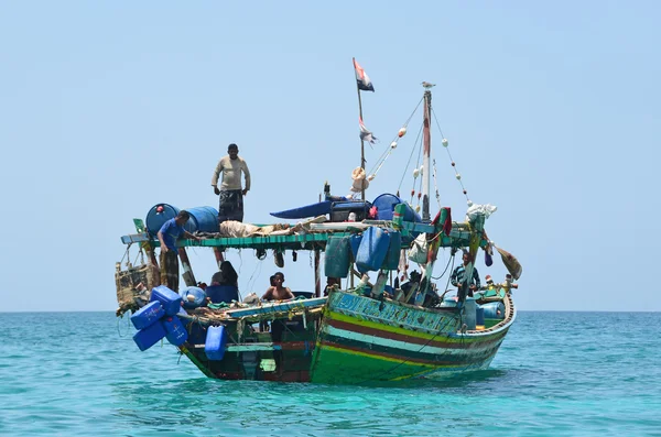 Nave bajo bandera yemení en el mar Arábigo — Foto de Stock