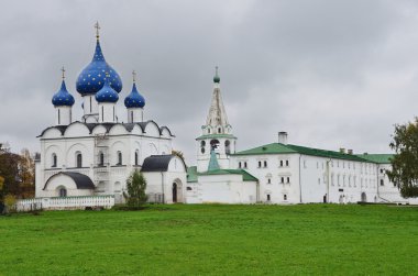 Kremlin suzdal Güz bulutlu havalarda, Rusya'nın altın yüzük içinde