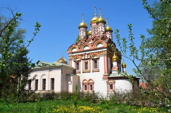 Kyrkan av St nicholas i bersenevka i övre sadovniki, Moskva, Ryssland — Stockfoto