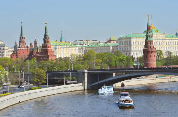 Passeios de rio no barco no rio Moscou, uma vista do Kremlin — Fotografia de Stock