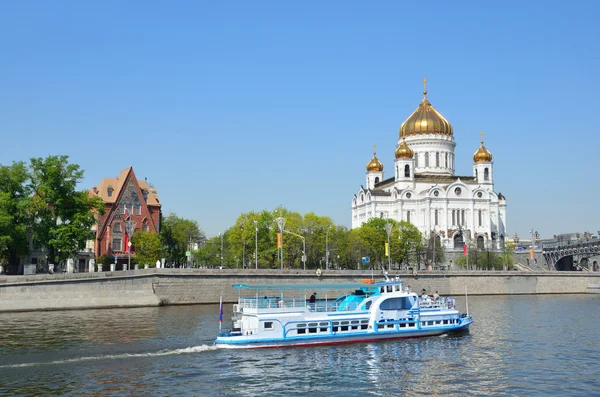 河之旅在莫斯科河，大教堂的基督观上船上救世主 — 图库照片