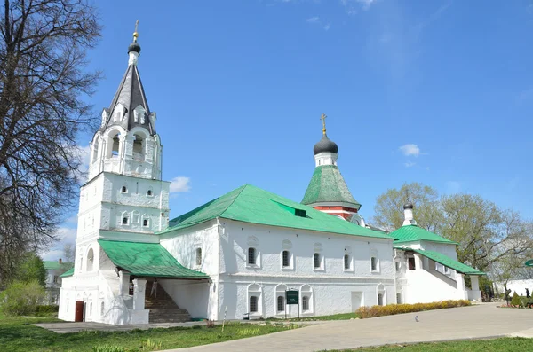Pokrovskaya (Protection of Virgin) church and the King's Chamber in the Alexander Sloboda, Vladimir region, Golden ring of Russia — Stock Photo, Image