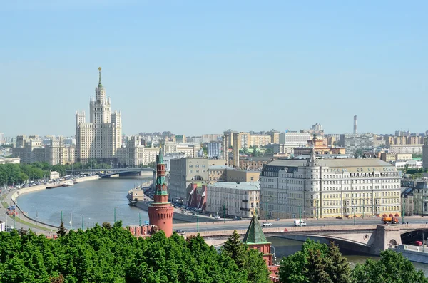 Panorama Moskwy, widok na wieżowiec na kotelnicheskaya nabrzeże rzeki Moskwa — Zdjęcie stockowe