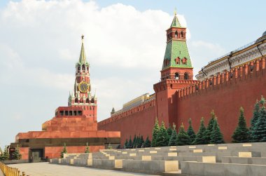 Moskova, Kızıl Meydan, Lenin'in Mozolesi ve işçinin kule