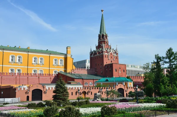 Kremlin de Moscú, torre Troitskaya y jardín Alexandrovsky —  Fotos de Stock