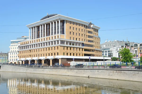 Moscou, Rússia, 19 de maio de 2014. Ninguém, complexo de escritórios Balchug Plaza no aterro do canal Vodootvodny — Fotografia de Stock