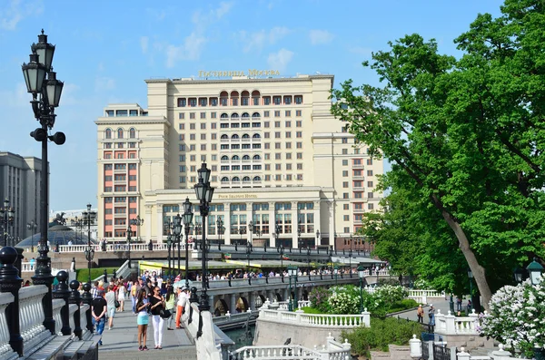 Plaza Manezhnaya, hotel Moscú y parque Alexandrovsky — Foto de Stock