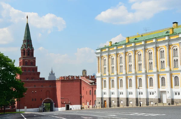 Moscow, the Armory and the Diamond Fund in Kremlin and Borovitskaya Tower — Stock Photo, Image