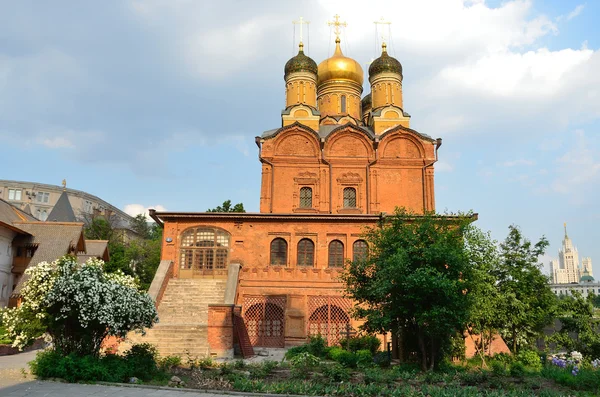 Znamensky katedralen i znamensky kloster på varvarka gatan — Stockfoto