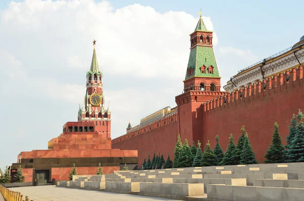 Moscú, Plaza Roja, mausoleo de Lenin y torre Spasskaya — Foto de Stock