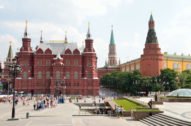 Moskova'daki kremlin görünümüne manezhnaya Meydanı