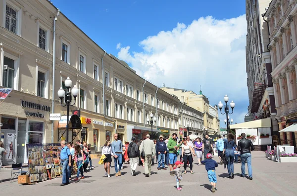 Moskova Rusya Haziran 2014 Insanlar Eski Arbat Yaz Aylarında Sokak — Stok fotoğraf