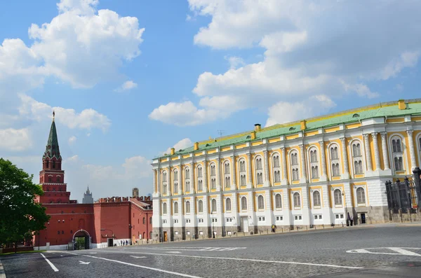 Moscow, the Armory and the Diamond Fund in Kremlin and Borovitskaya Tower — Stock Photo, Image
