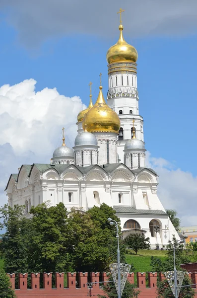 Kremlin de Moscou, cathédrale Arhangelsky et clocher d'Ivan Vrlikiy — Photo