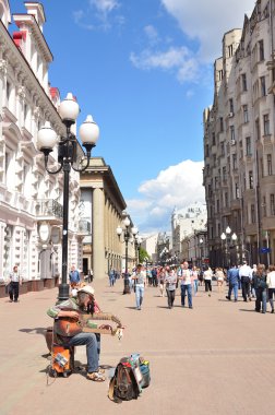Sokak çalgıcısı arbat Moskova'da cadde üzerinde