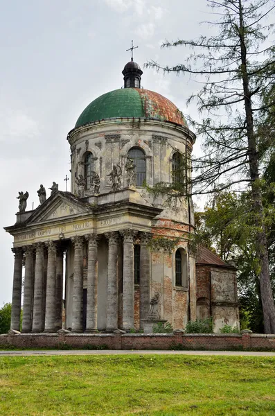 Rzymskokatolicki kościół podwyższenia Świętego i st. joseph w pobliżu Lwów, Ukraina. czas budowy 1752-1766 — Zdjęcie stockowe